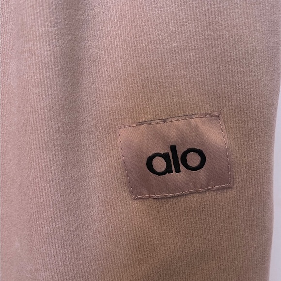 Alo Yoga "Apricot" Lounge Set – Everyday Luxury Size Large - Picture 6 of 10